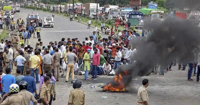 印度彻底乱了，2.5亿人上街，警方镇压发现炸弹，暴徒封锁道路
