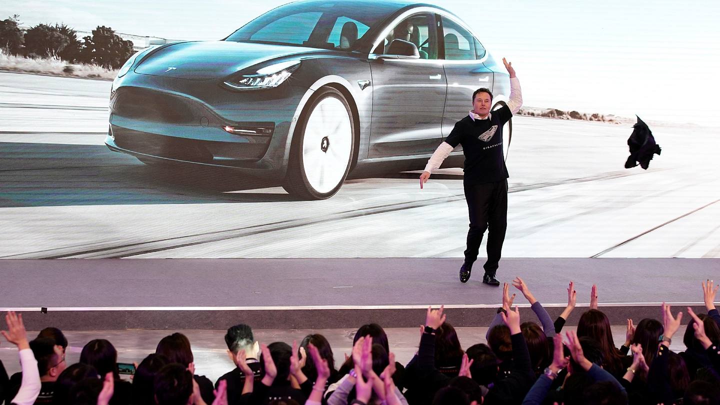 马斯克在1月7日的Model 3交付仪式上宣布启动Model Y中国项目。图为马斯克在1月7日的Model 3交付仪式上展示舞姿。（路透社）