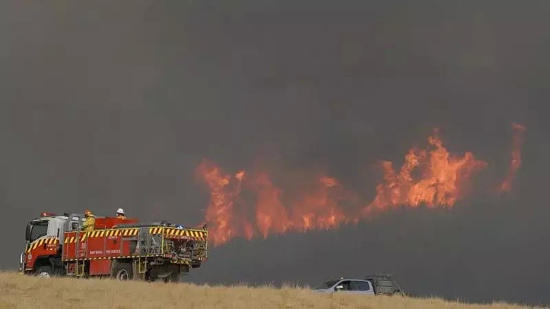 ACT延长“警戒状态”,火势持续蔓延至堪培拉边界7公里外。这个周末三大火场汇合，60万公顷