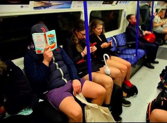 脑洞！伦敦地铁“无裤日”就在今天！走，一起去看白花花的腿子！（组图） - 2