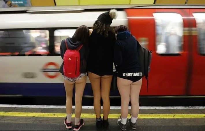 脑洞！伦敦地铁“无裤日”就在今天！走，一起去看白花花的腿子！（组图） - 14