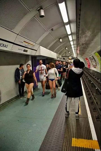 脑洞！伦敦地铁“无裤日”就在今天！走，一起去看白花花的腿子！（组图） - 18