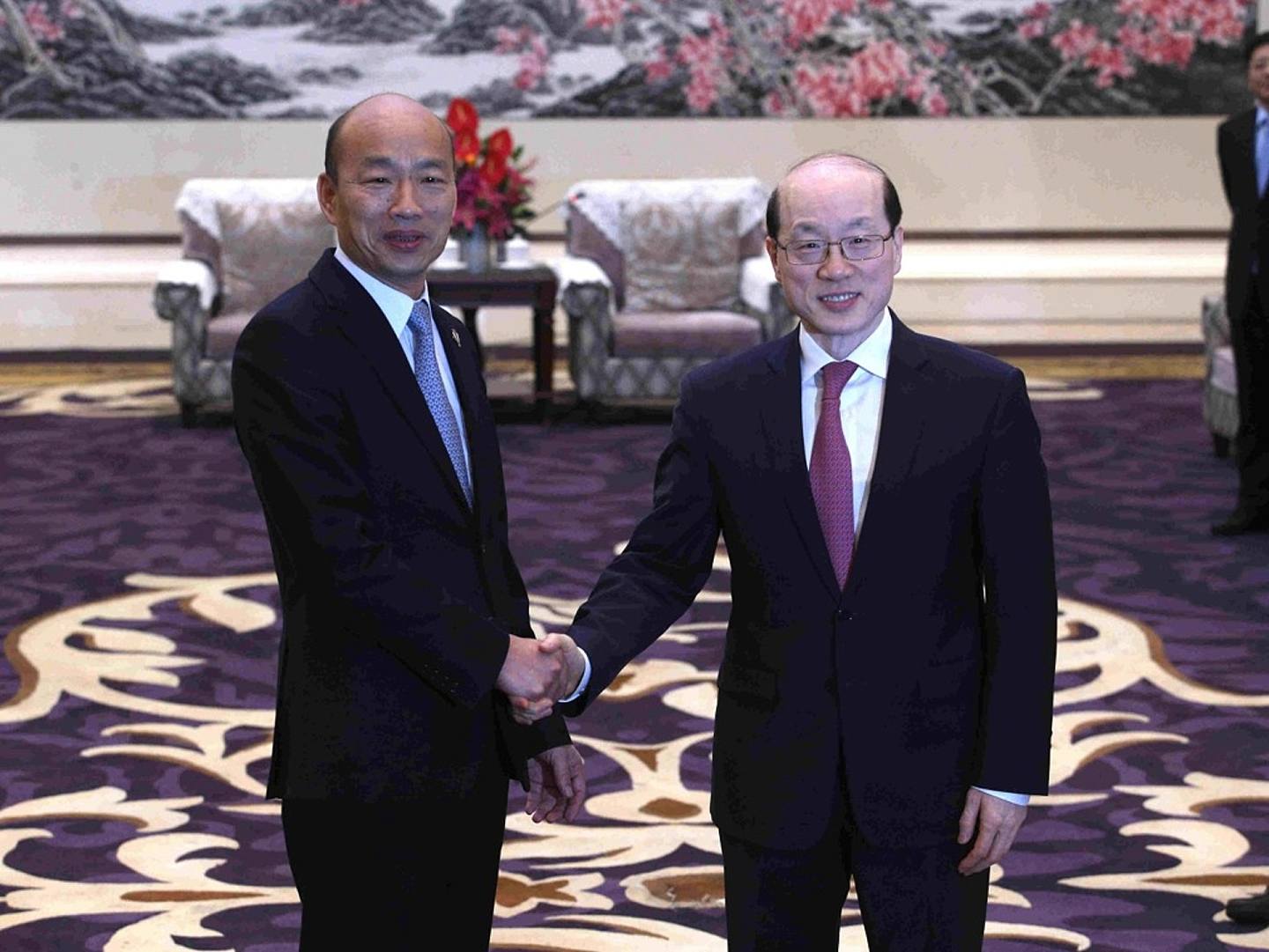 2019年3月，韩国瑜与国台办主任刘结一（右）会面。（中央社）