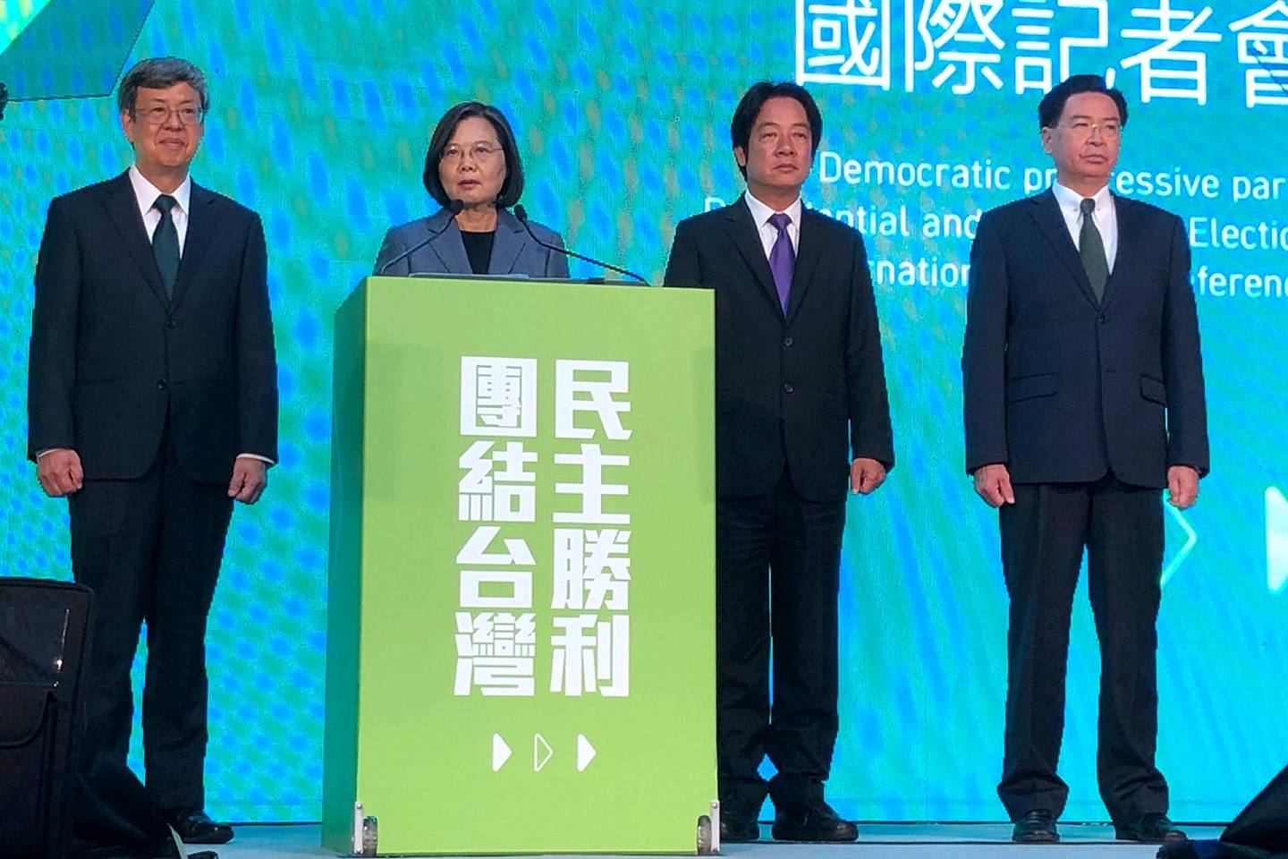 2020总统大选民进党总统候选人蔡英 文（左2）以超过800万高票成功连任。（中央社）