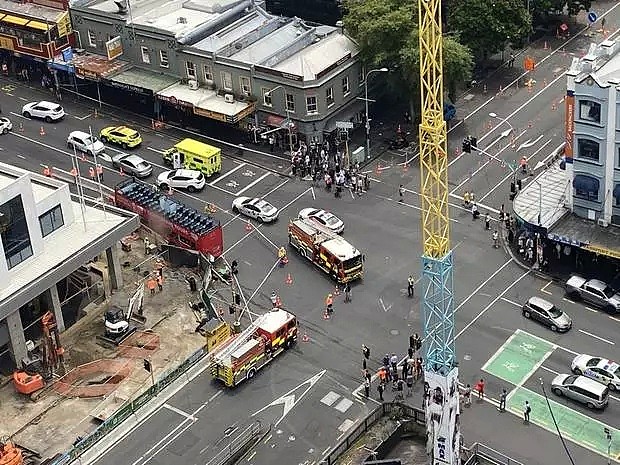 突发！新西兰CBD巴士失控，多人受伤被撞，母子被卷入车底（组图） - 3
