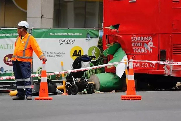 突发！新西兰CBD巴士失控，多人受伤被撞，母子被卷入车底（组图） - 6