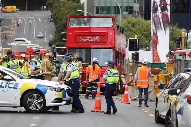突发！新西兰CBD巴士失控，多人受伤被撞，母子被卷入车底（组图） - 2