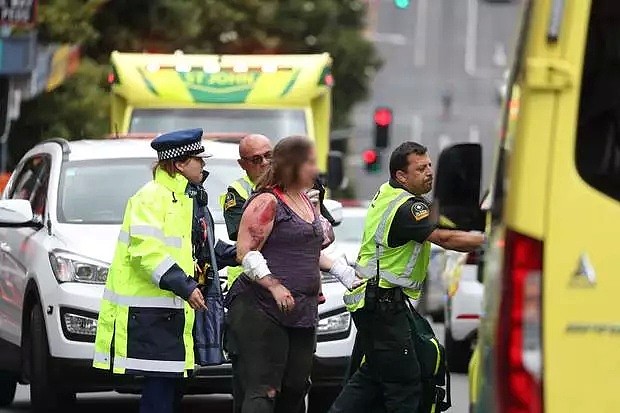 突发！新西兰CBD巴士失控，多人受伤被撞，母子被卷入车底（组图） - 5