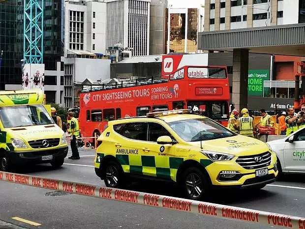 突发！新西兰CBD巴士失控，多人受伤被撞，母子被卷入车底（组图） - 4