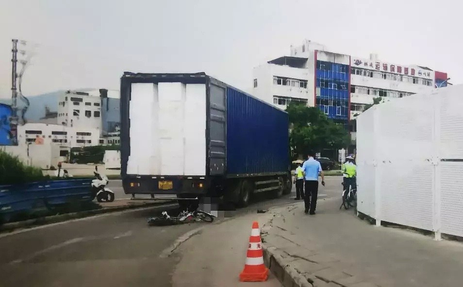 这条新闻能救命！又有人开车遭遇“死亡弯月”，路人当场被压身亡，脑后血如泉涌惨不忍睹！（组图） - 1