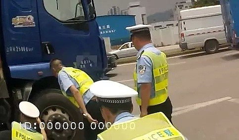 这条新闻能救命！又有人开车遭遇“死亡弯月”，路人当场被压身亡，脑后血如泉涌惨不忍睹！（组图） - 6