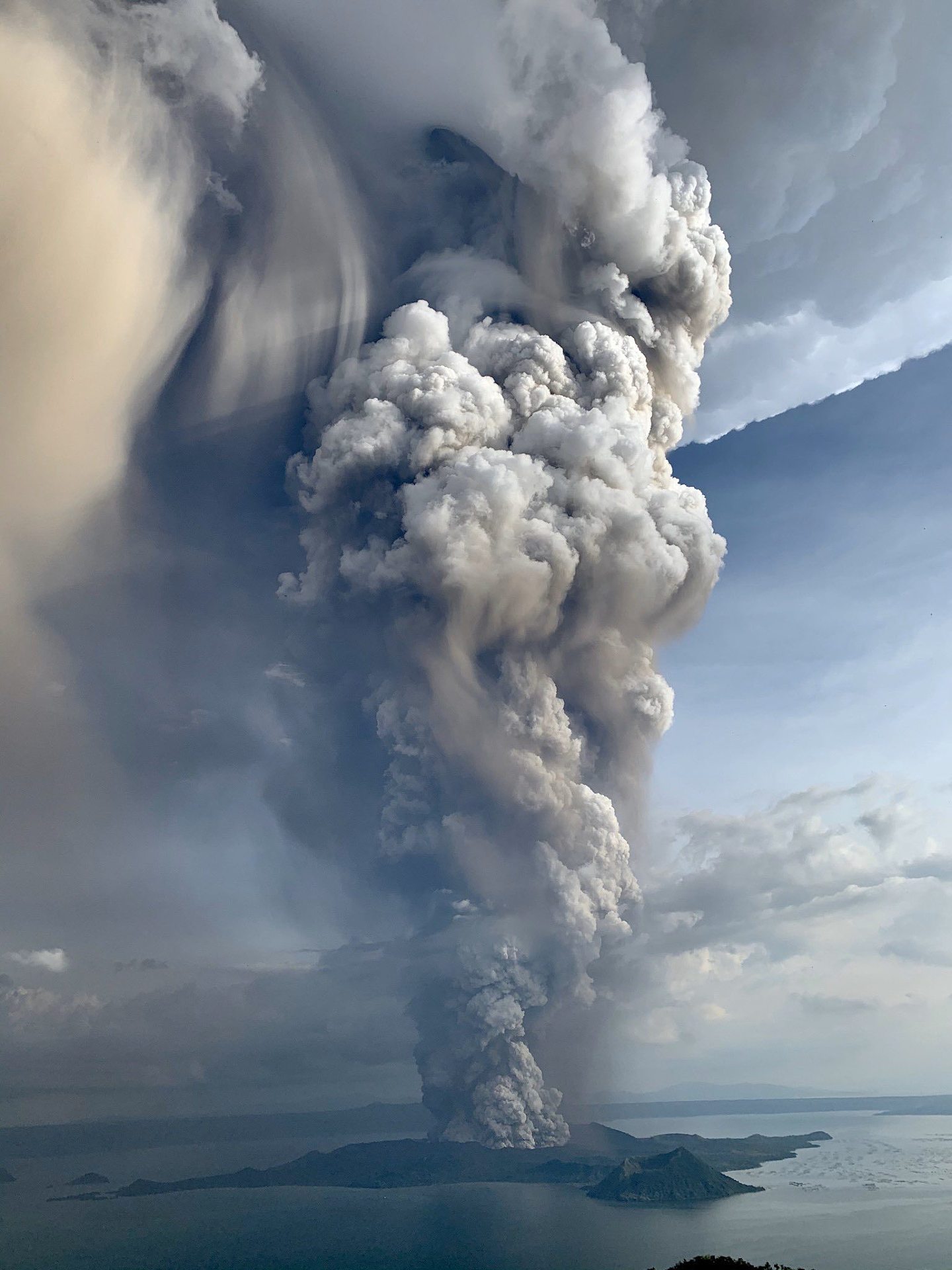 怪兽来了！菲律宾塔阿尔火山喷发：火山灰高达10公里（组图） - 1