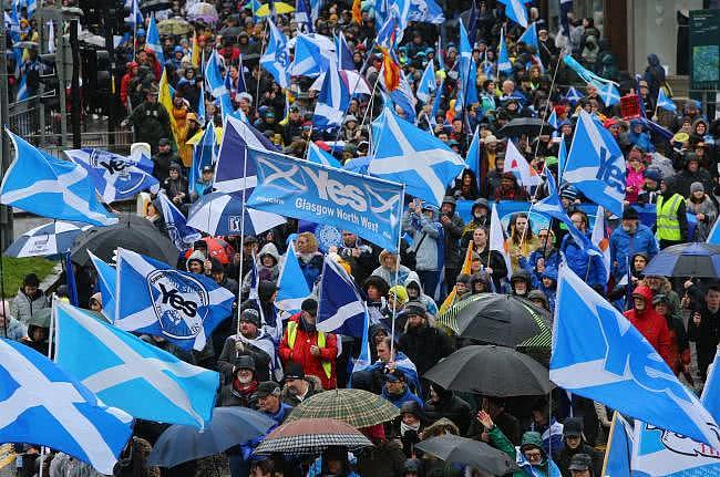 苏格兰地区8万人冒雨上街游行，要求苏格兰从英国彻底独立（组图） - 1