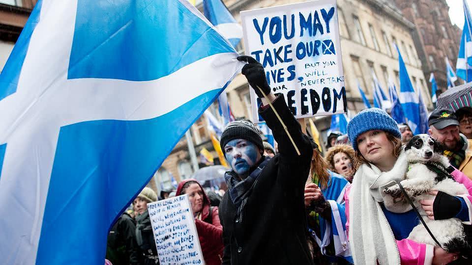 苏格兰地区8万人冒雨上街游行，要求苏格兰从英国彻底独立（组图） - 2