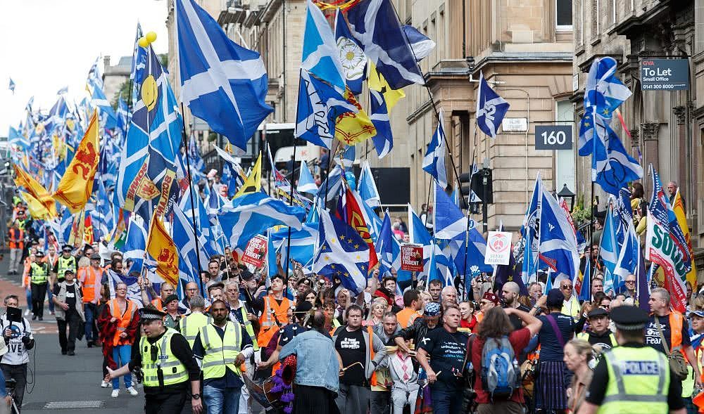 苏格兰地区8万人冒雨上街游行，要求苏格兰从英国彻底独立（组图） - 3
