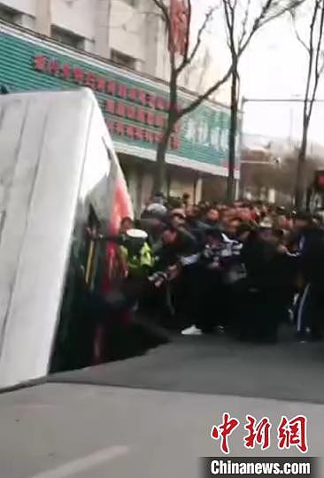 西宁城中区路面塌陷公交车坠入其中 伤亡不详