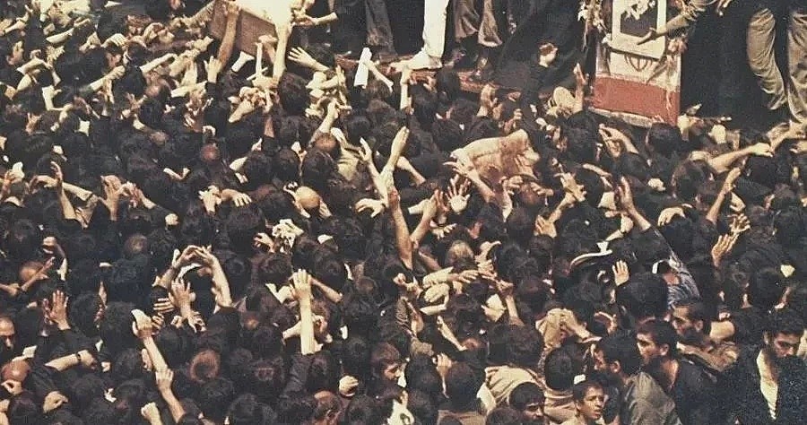 31年前的伊朗国葬 ：千万人歇斯底里，每个人都想抢到一块裹尸布（组图） - 1
