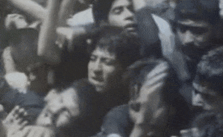 31年前的伊朗国葬 ：千万人歇斯底里，每个人都想抢到一块裹尸布（组图） - 5