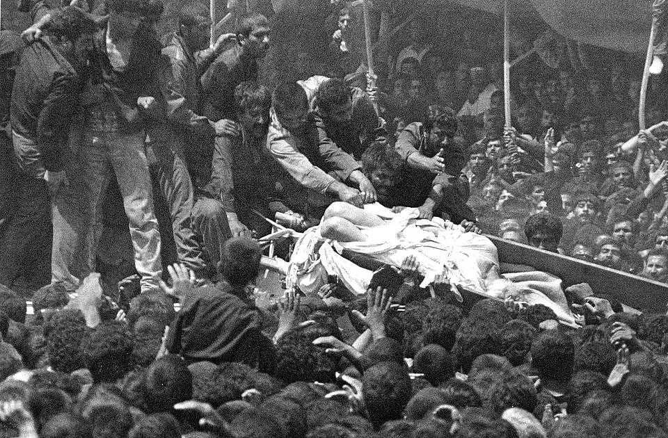 31年前的伊朗国葬 ：千万人歇斯底里，每个人都想抢到一块裹尸布（组图） - 6