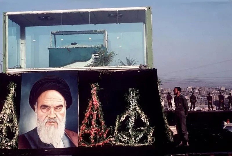 31年前的伊朗国葬 ：千万人歇斯底里，每个人都想抢到一块裹尸布（组图） - 20