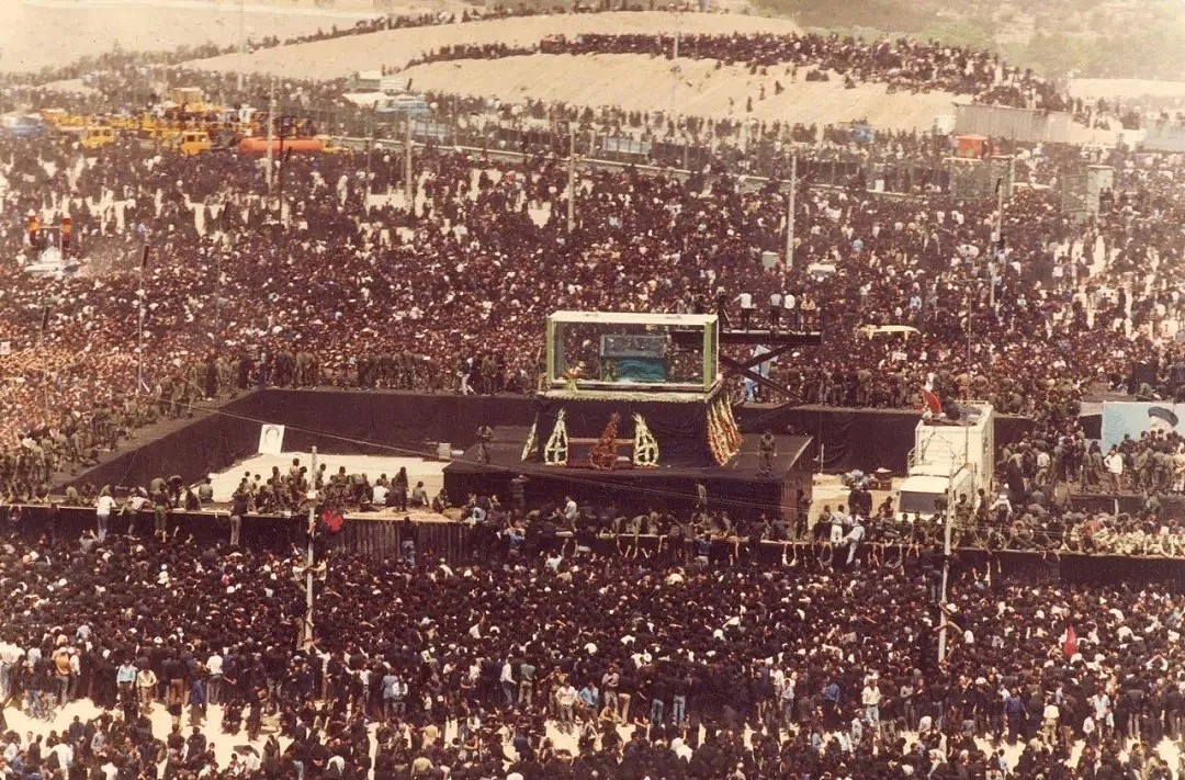 31年前的伊朗国葬 ：千万人歇斯底里，每个人都想抢到一块裹尸布（组图） - 23