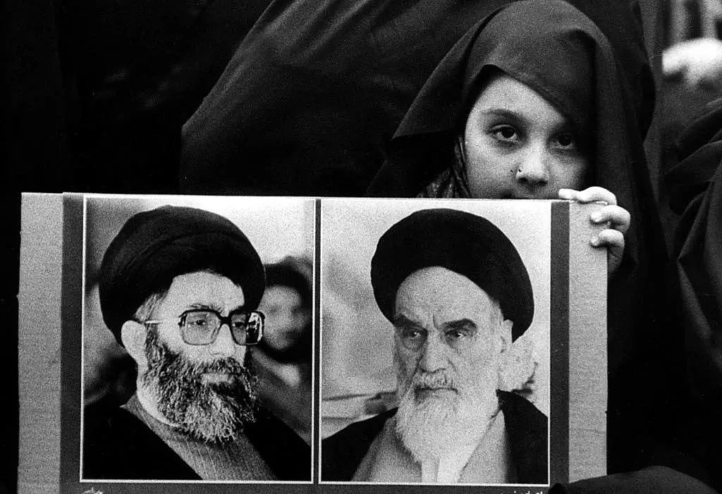 31年前的伊朗国葬 ：千万人歇斯底里，每个人都想抢到一块裹尸布（组图） - 24