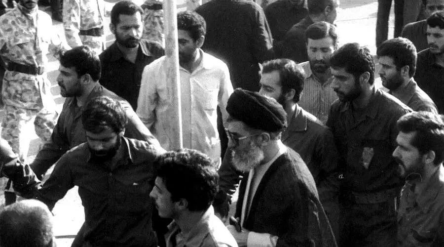 31年前的伊朗国葬 ：千万人歇斯底里，每个人都想抢到一块裹尸布（组图） - 25