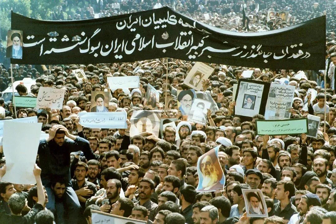31年前的伊朗国葬 ：千万人歇斯底里，每个人都想抢到一块裹尸布（组图） - 29