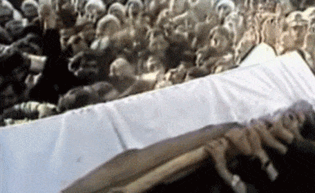 31年前的伊朗国葬 ：千万人歇斯底里，每个人都想抢到一块裹尸布（组图） - 31