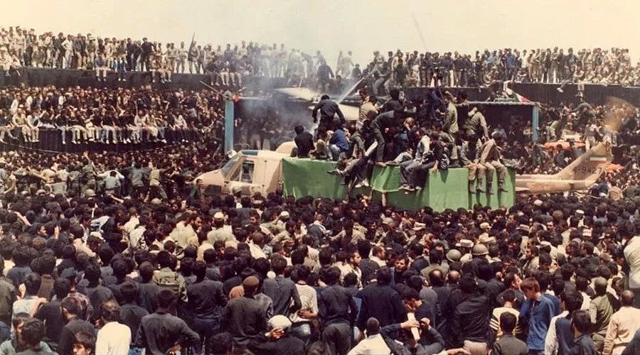31年前的伊朗国葬 ：千万人歇斯底里，每个人都想抢到一块裹尸布（组图） - 33