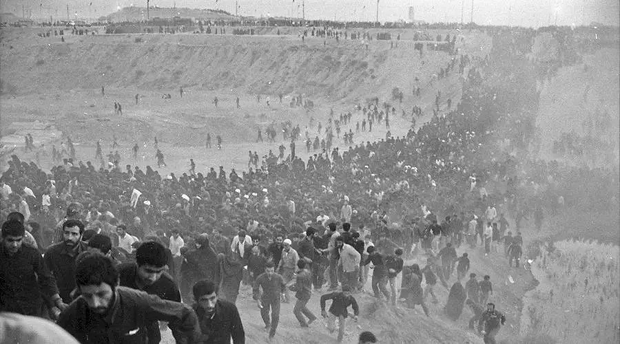 31年前的伊朗国葬 ：千万人歇斯底里，每个人都想抢到一块裹尸布（组图） - 34