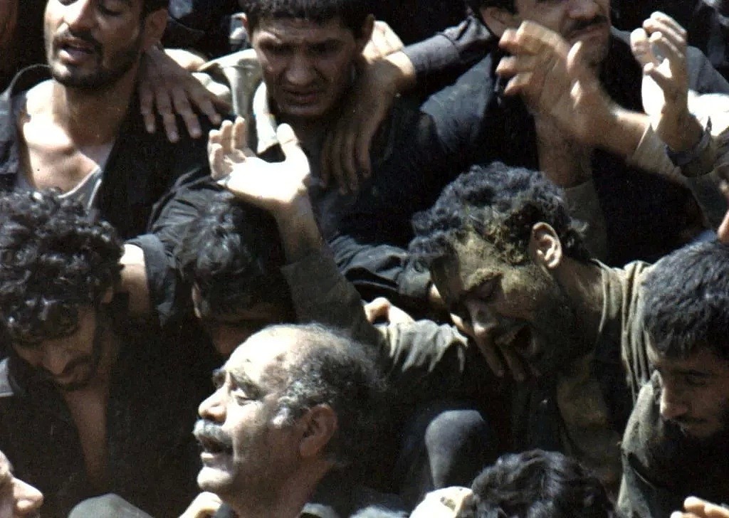 31年前的伊朗国葬 ：千万人歇斯底里，每个人都想抢到一块裹尸布（组图） - 36