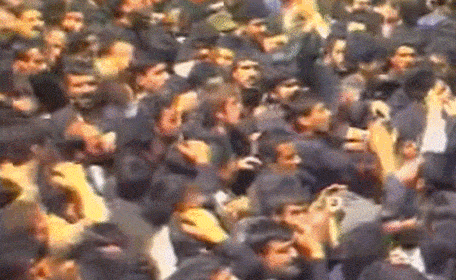 31年前的伊朗国葬 ：千万人歇斯底里，每个人都想抢到一块裹尸布（组图） - 37