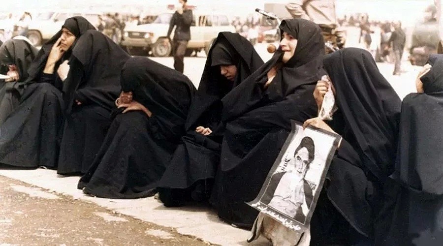 31年前的伊朗国葬 ：千万人歇斯底里，每个人都想抢到一块裹尸布（组图） - 38