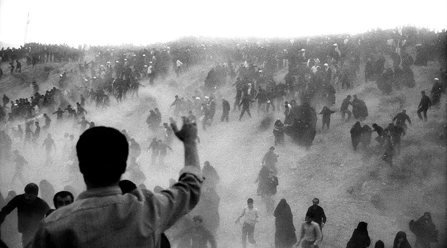 31年前的伊朗国葬 ：千万人歇斯底里，每个人都想抢到一块裹尸布（组图） - 41