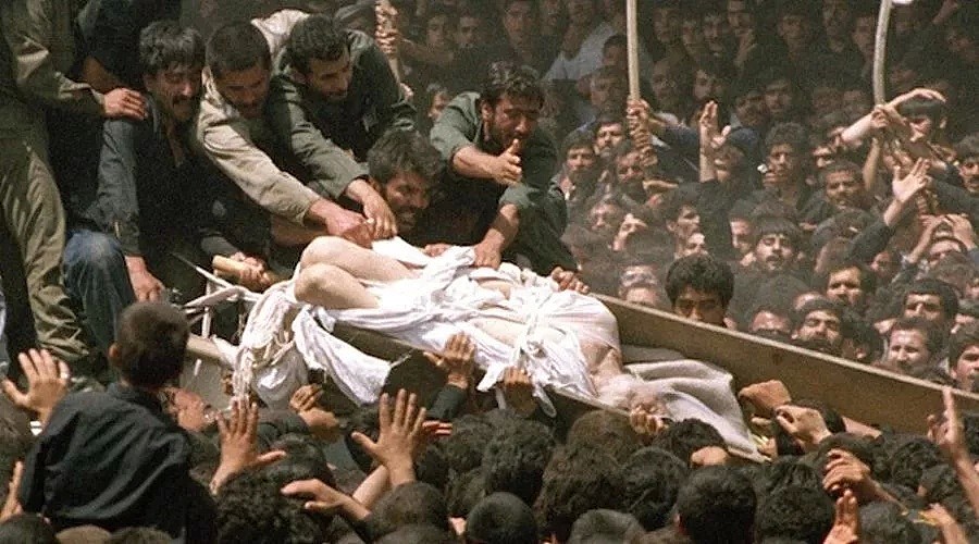 31年前的伊朗国葬 ：千万人歇斯底里，每个人都想抢到一块裹尸布（组图） - 42