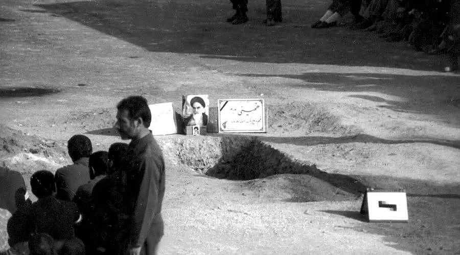 31年前的伊朗国葬 ：千万人歇斯底里，每个人都想抢到一块裹尸布（组图） - 43