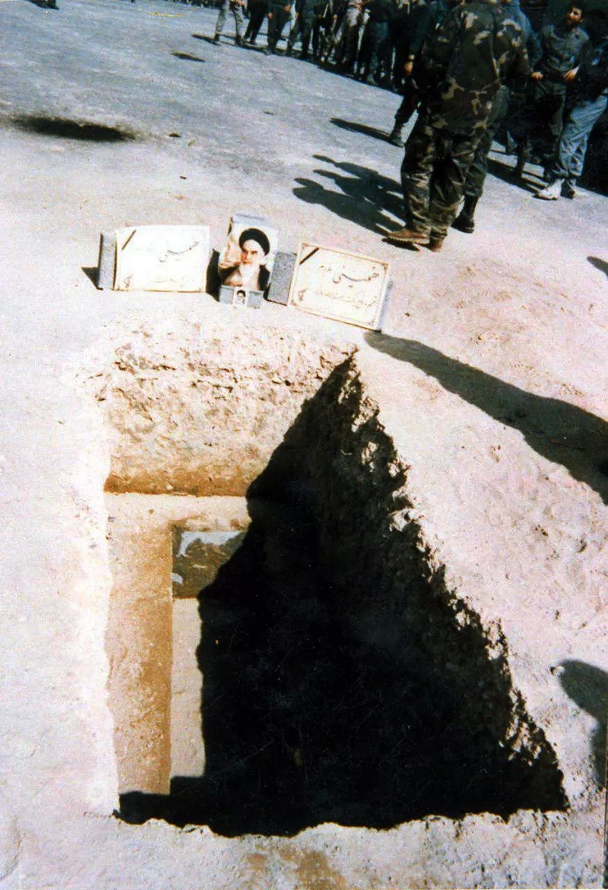 31年前的伊朗国葬 ：千万人歇斯底里，每个人都想抢到一块裹尸布（组图） - 45
