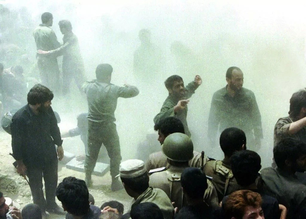 31年前的伊朗国葬 ：千万人歇斯底里，每个人都想抢到一块裹尸布（组图） - 47