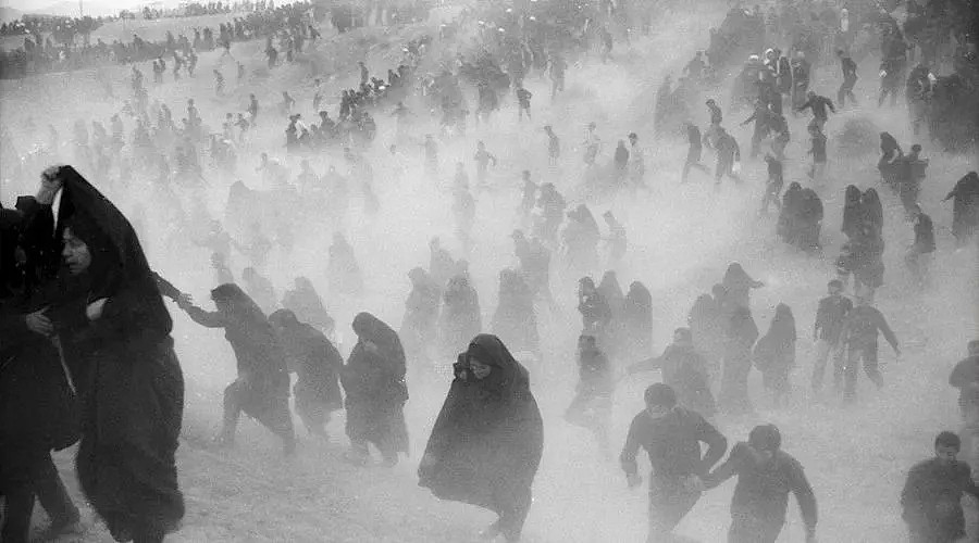 31年前的伊朗国葬 ：千万人歇斯底里，每个人都想抢到一块裹尸布（组图） - 48