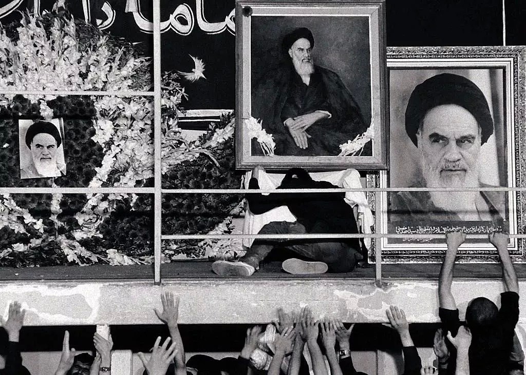 31年前的伊朗国葬 ：千万人歇斯底里，每个人都想抢到一块裹尸布（组图） - 49
