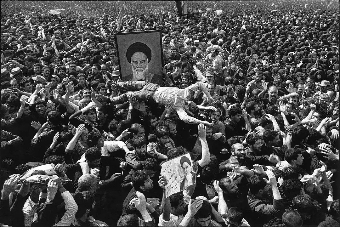 31年前的伊朗国葬 ：千万人歇斯底里，每个人都想抢到一块裹尸布（组图） - 50