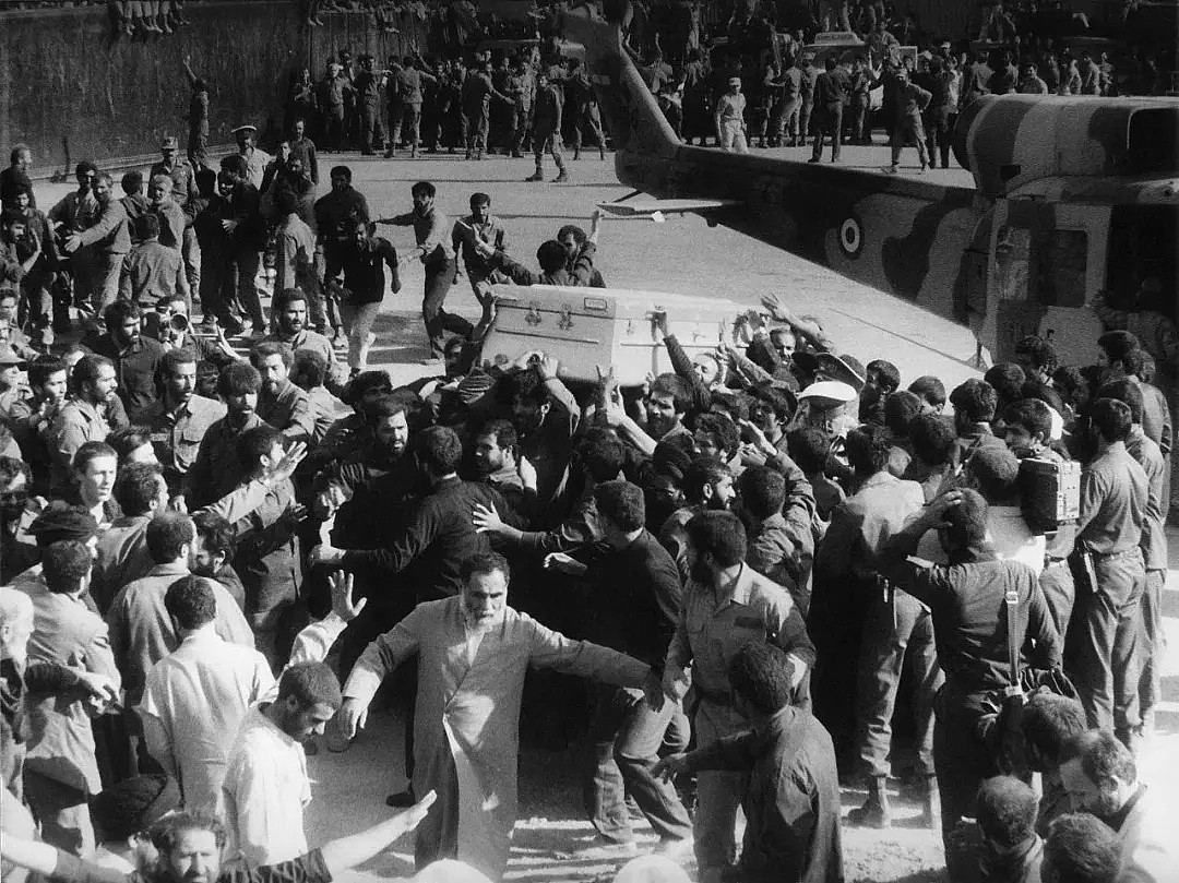 31年前的伊朗国葬 ：千万人歇斯底里，每个人都想抢到一块裹尸布（组图） - 51