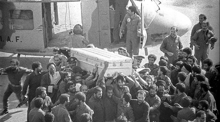 31年前的伊朗国葬 ：千万人歇斯底里，每个人都想抢到一块裹尸布（组图） - 52