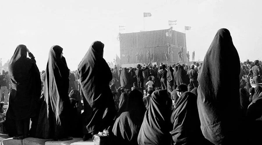 31年前的伊朗国葬 ：千万人歇斯底里，每个人都想抢到一块裹尸布（组图） - 55