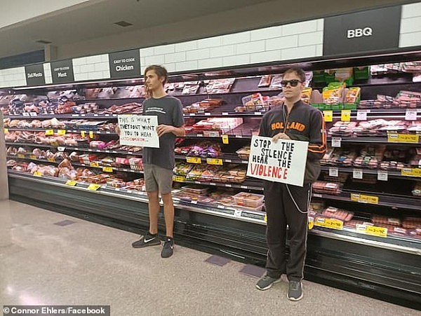 Woolworths响起屠杀动物的可怕声音！两名素食主义者举着牌子在肉制品区公然抗议（视频/组图） - 1