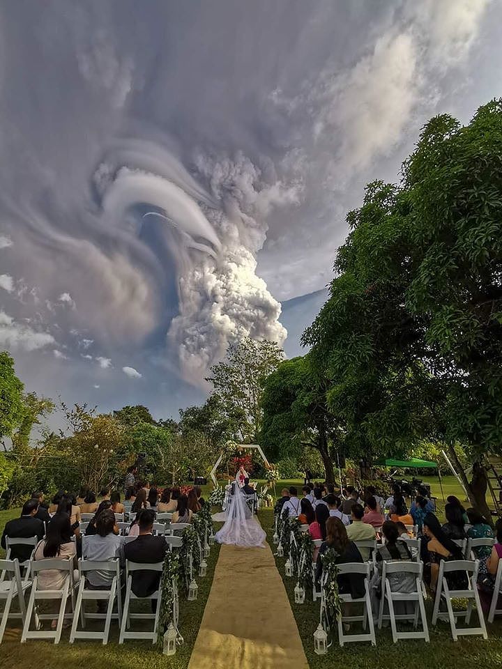 一对菲律宾新人12日举行婚礼时，正好遇到塔尔火山（Taal）喷发。 图撷自索兰芝...