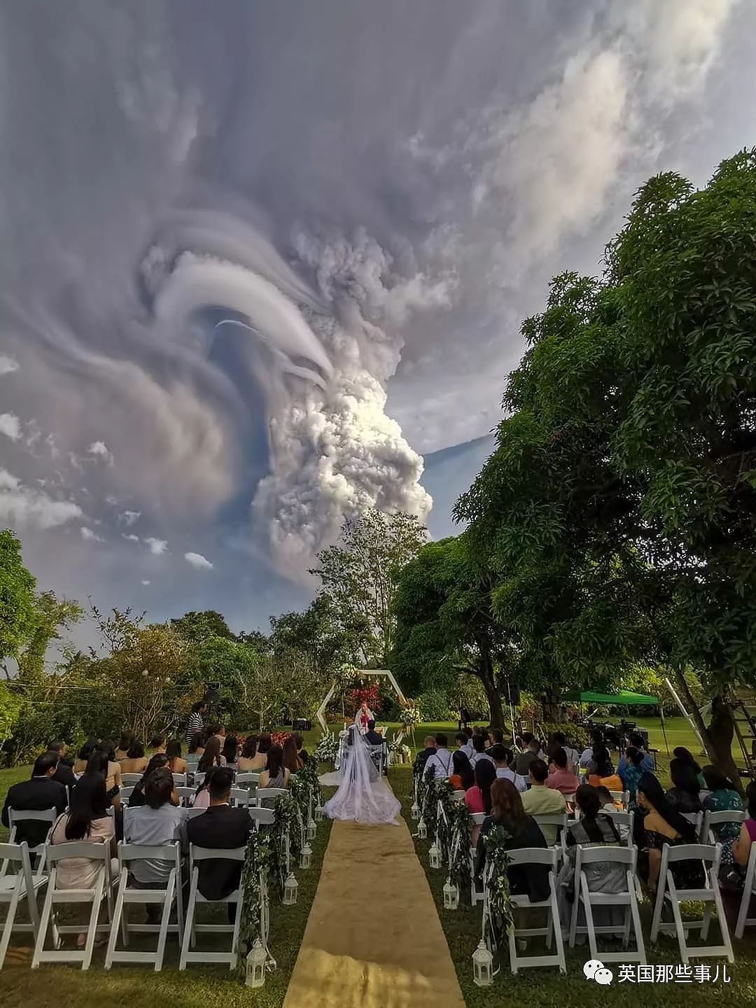 菲律宾火山地狱般的喷发现场！太震撼了...