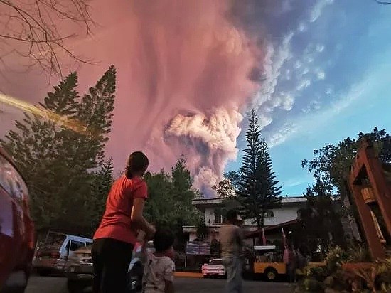 恐怖！旅游胜地火山爆发 引发75场地震 30万人紧急撤离 现场如同末日！（视频/组图） - 30