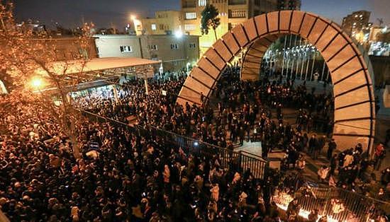 伊朗街头抗议第二天：哈梅内伊与鲁哈尼指责美国为“祸端”